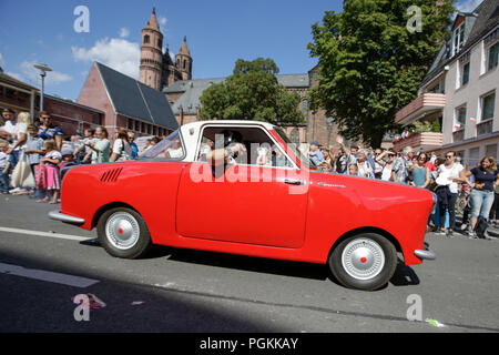 Worms, Allemagne. Août 26, 2018. Une Goggomobil TS Coupé vintage car participe à la parade. Le premier point fort de l'Backfischfest 2018 a été la grande parade à travers la ville de Worms avec plus de 70 groupes et chars. Des groupes communautaires, des groupes de musique et les entreprises contre les vers et au-delà ont pris part. Crédit : Michael Debets/Pacific Press/Alamy Live News Banque D'Images