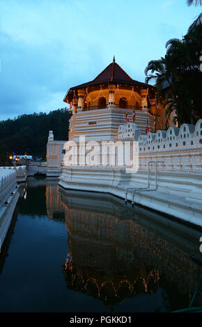 Le Sri Lanka. Août 25, 2018. Temple bouddhiste sri-lankais de la dent est lumière pour l'Esala Perahera festival à l'ancienne capitale de la colline de Kandy, quelques 116 kms de Colombo le 25 août 2018. Le festival comporte une procession nocturne de danseurs de Kandy, incendie, aménagés des musiciens traditionnels, les artistes interprètes ou exécutants et les éléphants incendie acrobatique et attire des milliers de touristes et des spectateurs de partout dans l'île. Credit : Pradeep Dambarage/Pacific Press/Alamy Live News Banque D'Images