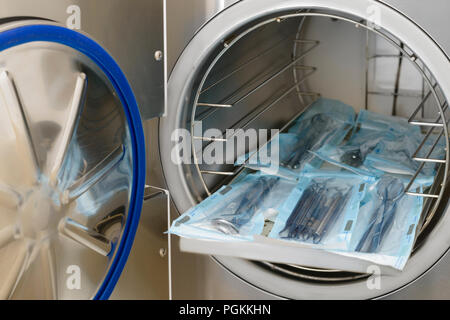 La stérilisation des instruments médicaux en autoclave Banque D'Images