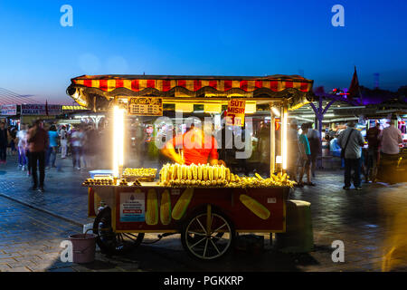 ISTANBUL, TURQUIE - le 14 août : Street food vendeur vend des épis de maïs et des châtaignes grillées sur la rue d'Istanbul le 14 août 2018 à Istanbul, Turke Banque D'Images