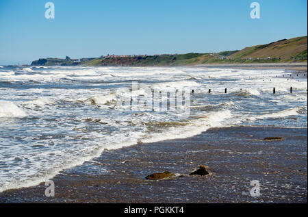 Marée haute mer agitée en été Sandsend plage front de mer près de Whitby North Yorkshire Angleterre Royaume-Uni GB Grande-Bretagne Banque D'Images