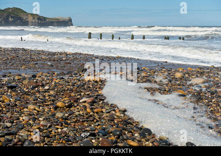 Haute marée mer rugueuse en été Sandsend plage près de Whitby North Yorkshire Angleterre Royaume-Uni GB Grande-Bretagne Banque D'Images