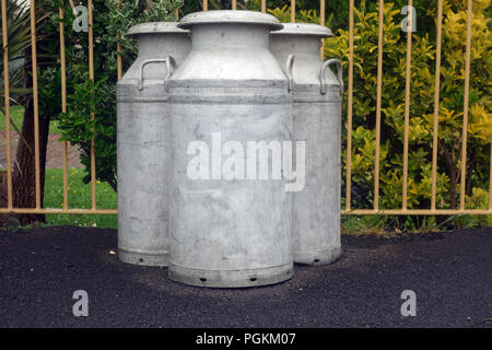 Trois bidons de lait à l'ancienne sur la plate-forme de la gare désaffectée à Instow sur le chemin côtier du sud-ouest, Devon, Angleterre, Royaume-Uni. Banque D'Images