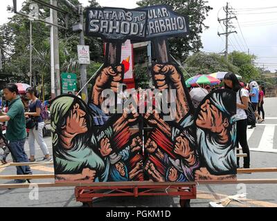 Manille, Philippines. Août 27, 2018. Des milliers de militants ouvriers mars sur la rue de Manille au cours de la célébration de la Journée des héros nationaux pour dénoncer l'administration Président Duterte sur le prétendu défaut d'aborder les questions des travailleurs sur l'augmentation des salaires et de fin de la contractualisation. Sherbien Dacalanio : Crédit/Pacific Press/Alamy Live News Banque D'Images