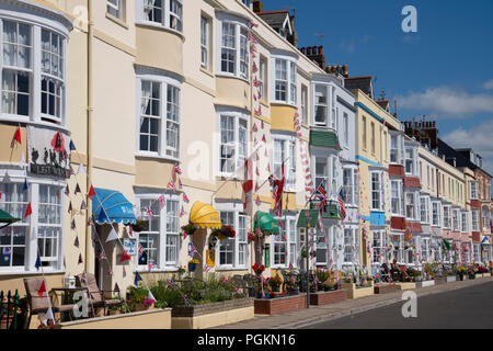 Petits hôtels peint de couleurs vives sur le front de mer de Weymouth, Côte Jurassique, Dorset, UK Banque D'Images