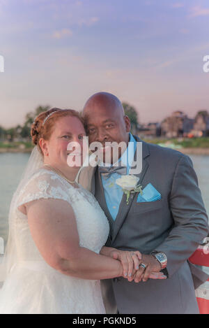 Mixed Race couple plus âgé se marier Banque D'Images