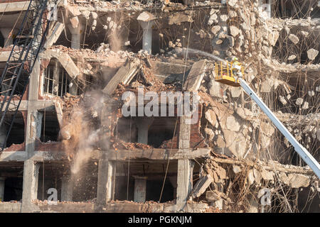 Rock Island, Illinois - Les travailleurs utilisent le boulet de démolition de l'île de roche Plow Company building. Par la suite utilisée par J.I. Cas, le bâtiment ha Banque D'Images