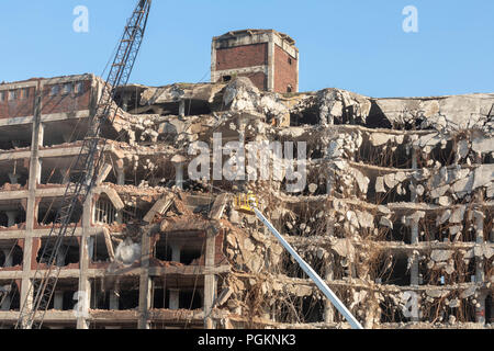 Rock Island, Illinois - Les travailleurs utilisent le boulet de démolition de l'île de roche Plow Company building. Par la suite utilisée par J.I. Cas, le bâtiment ha Banque D'Images