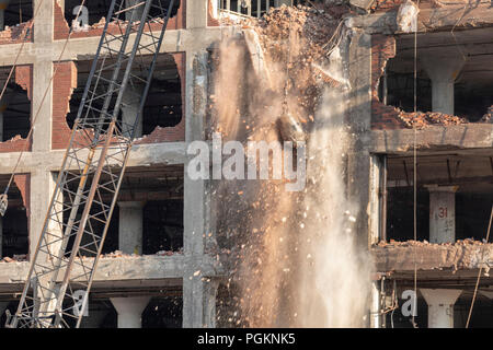 Rock Island, Illinois - Les travailleurs utilisent le boulet de démolition de l'île de roche Plow Company building. Par la suite utilisée par J.I. Cas, le bâtiment ha Banque D'Images