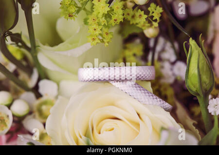 L'or blanc bagues de mariage fleur de mariage sur Banque D'Images