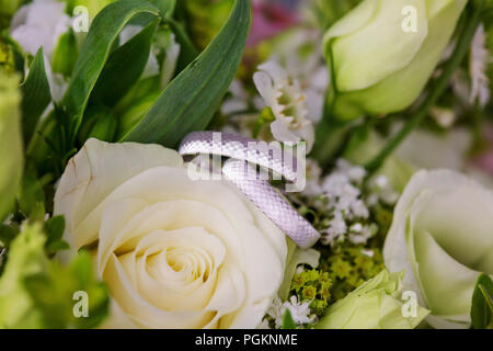 L'or blanc bagues de mariage fleur de mariage sur Banque D'Images