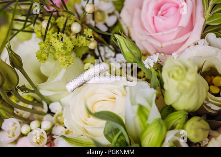 L'or blanc bagues de mariage fleur de mariage sur Banque D'Images