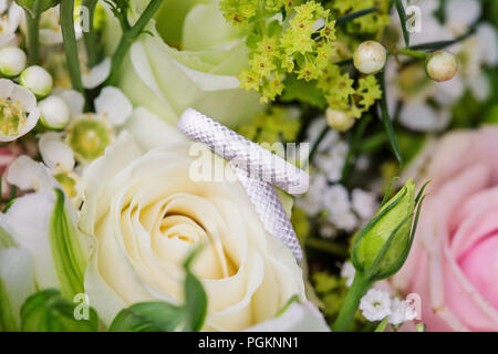 L'or blanc bagues de mariage fleur de mariage sur Banque D'Images
