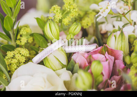 L'or blanc bagues de mariage fleur de mariage sur Banque D'Images