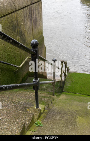 Couvert d'algues marches menant jusqu'à la rivière Thames à London Docklands. Banque D'Images