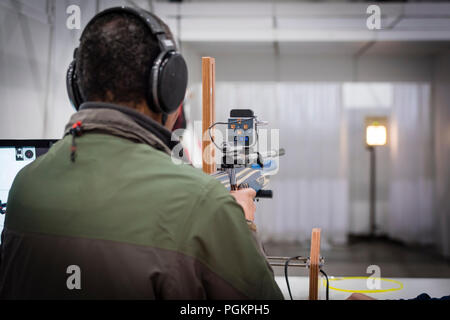 Un aveugle visant un fusil spécialement équipés à la cible sur un tir de compétition. Banque D'Images