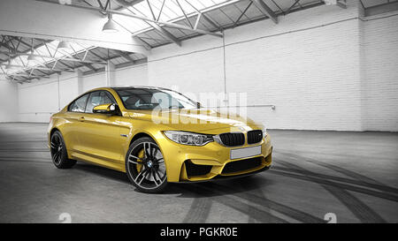 Voiture moderne jaune dans le garage. Le rendu 3D. Vue de face. Banque D'Images