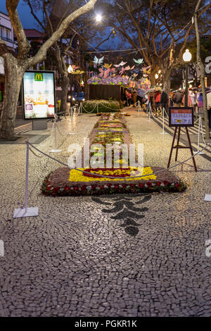 Funchal, Madeira, Portugal - 20 Avril 2018 : Fête des Fleurs - le fameux tapis à motifs floraux dans le centre-ville de Funchal, le long de la promenade centrale de Banque D'Images