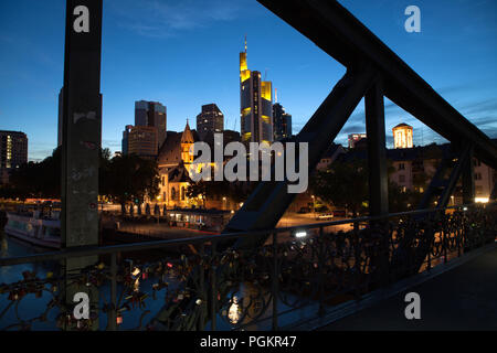 Europa Deutschland Hessen Rhein-Main Frankfurt am Main Eiserner Steg Skyline bei nacht im Finanzviertel Wolkenkratzer Banque D'Images