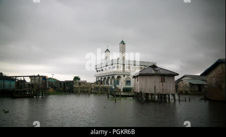 Des maisons sur pilotis et la mosquée dans le village de Ganvie sur le Lac Nokoué au Bénin Banque D'Images