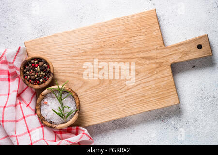 Planche à découper en bois vide et cirée sur table en pierre blanche. Banque D'Images
