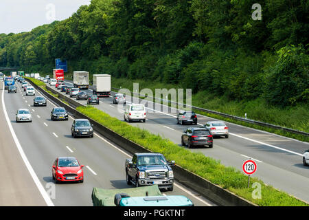 DUSSELDORF, ALLEMAGNE-AOÛT 21,2017 : la circulation automobile sur l'autoroute en Allemagne Banque D'Images