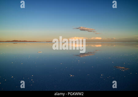 Vue spectaculaire sur l'effet de miroir à Uyuni sels appartements ou Salar de Uyuni en Bolivie, Amérique du Sud Banque D'Images