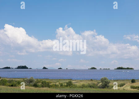 Champ avec énorme quantité de panneaux photovoltaïques produisant de l'électricité près de Apriltsi Lovetch, Province, Bulgarie Banque D'Images