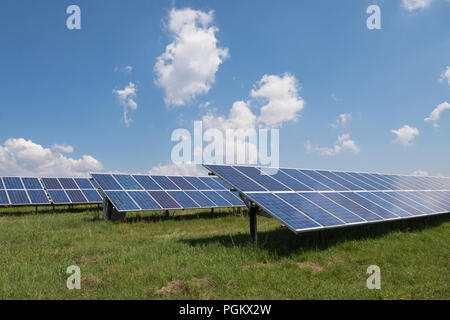 Champ avec énorme quantité de panneaux photovoltaïques produisant de l'électricité près de Apriltsi Lovetch, Province, Bulgarie Banque D'Images