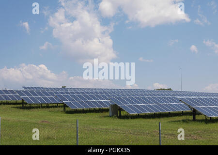 Champ avec énorme quantité de panneaux photovoltaïques produisant de l'électricité près de Apriltsi Lovetch, Province, Bulgarie Banque D'Images