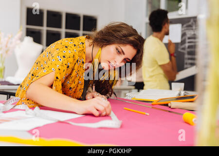 Portrait attentif de sa tête et de tracer des lignes sur le tissu Banque D'Images