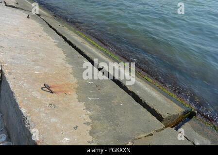 Dalles de béton armé gris sur les rives de la mer Noire. Banque D'Images