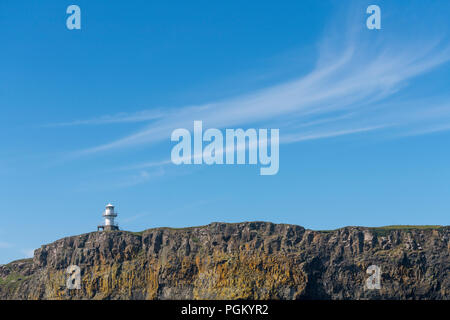 Un petit phare sur l'île de canna. Canna est la plus occidentale des petites îles de l'archipel, dans les Hébrides intérieures écossaises. Banque D'Images