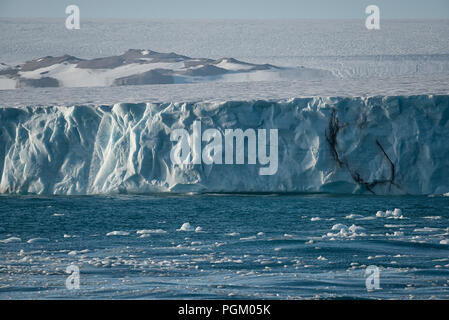 Paysage arctique dans le nord élevé à Bråsvellbreen, une partie de la calotte glaciaire arctique Austfonna, Norgaustlandet, Svalbard, Norvège Banque D'Images