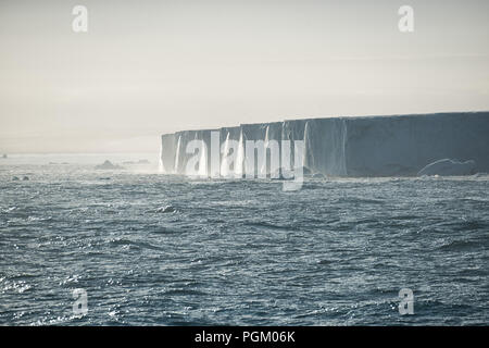 Chutes d'eau de fonte du glacier de Bråsvell.Bråsvellbreen, une partie de la calotte glaciaire arctique Austfonna, Norgaustlandet, Svalbard, Norvège Banque D'Images