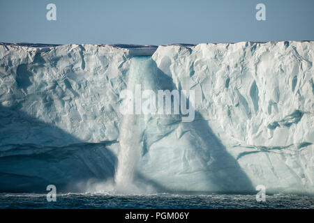 Eau de fonte du glacier Bråsvellbreen, partie de la calotte glaciaire arctique Austfonna, Norgaustlandet, Svalbard Banque D'Images