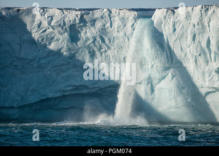 Eau de fonte du glacier Bråsvellbreen, partie de la calotte glaciaire arctique Austfonna, Norgaustlandet, Svalbard, Norvège Banque D'Images