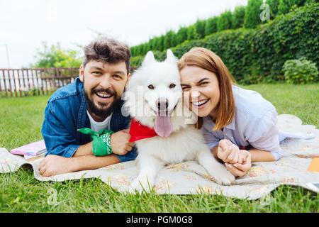 Jeune couple de rire tout en étant ensemble pique-nique Banque D'Images