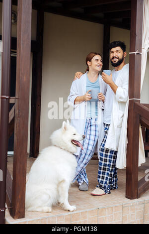 Soins Homme barbu serrant sa femme nice matin ensemble des dépenses Banque D'Images