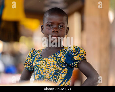 BOHICON, BÉNIN - Jan 12, 2017 : petite fille béninois non identifiés avec une cicatrice sur son visage se trouve au marché local. Bénin enfants souffrent de la pauvreté Banque D'Images