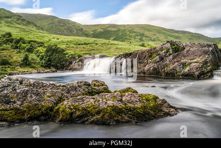 Aasleagh Falls - trouvés dans le comté de Mayo, photographié comme une longue exposition. Banque D'Images