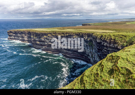 Une étonnante falaise formation lors de Ceide Fields, dans le comté de Mayo, Irlande. Banque D'Images