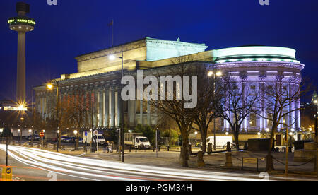 St George's Hall, de la chaux St, Liverpool, mars 2018, avec le foie bâtiment sur la droite, au loin. Banque D'Images