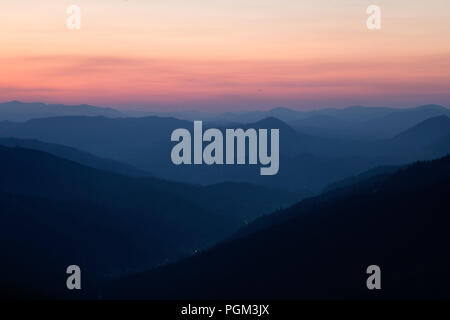 Lever du soleil d'été en Bucovine, Roumanie Banque D'Images