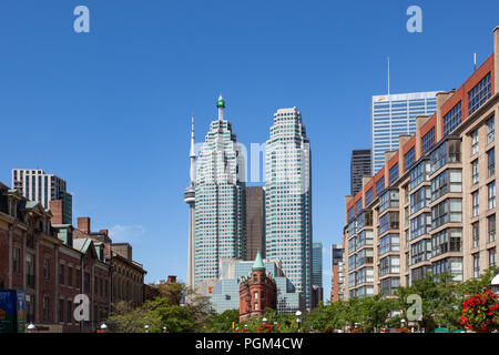 Voir retour vers l'immeuble Gooderham et la Tour du CN le long de la rue Front Est, Toronto, Canada Banque D'Images