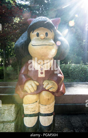 Héroïne Mafalda assis sur un banc de parc à Oviedo Banque D'Images