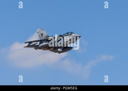 RAF, Royal Air Force Panavia Tornado GR4 avion de chasse bombardier à réaction volant à grande vitesse à riat, Royal International Air Tattoo, spectacle aérien à RAF Fairford Banque D'Images