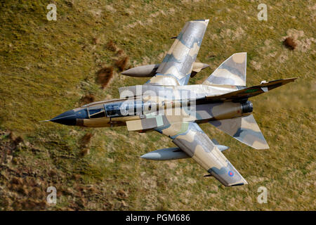 Panavia Tornado IDS ZH917 Arabie Royal Air Force, BAe Warton des pilotes d'essai voler à travers la boucle de Mach7 LFA au Pays de Galles Banque D'Images