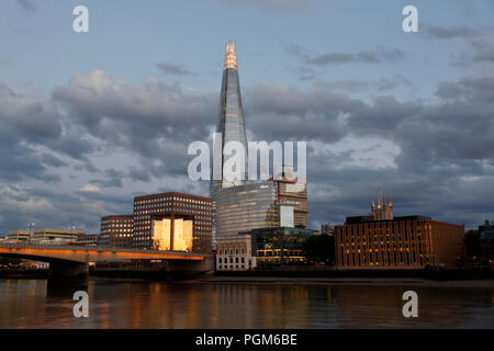 Le Shard London Bridge et le numéro 1 ce qui témoigne de la faible soleil couchant dans la façade en verre. Banque D'Images