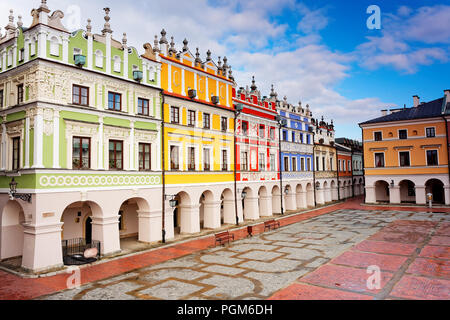 Maisons colorées de Tenement sur la place du marché à Zamosc, Pologne Banque D'Images